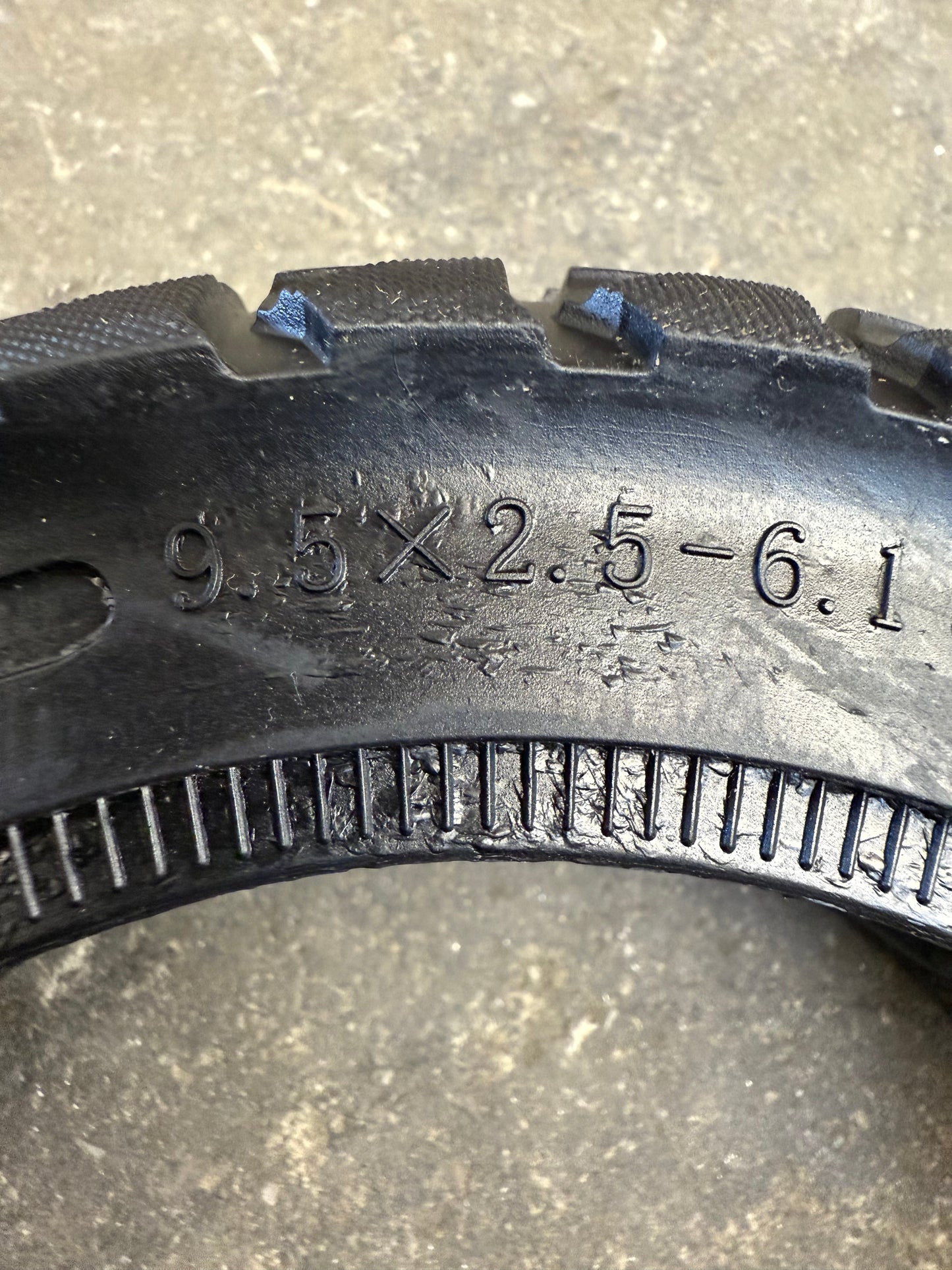 9.5x2.5 Off-Road Solid Scooter Tire for NIU KQi3 Pro/Max Electric Scooter, Puncture-Free, Anti-Skid, Shockproof