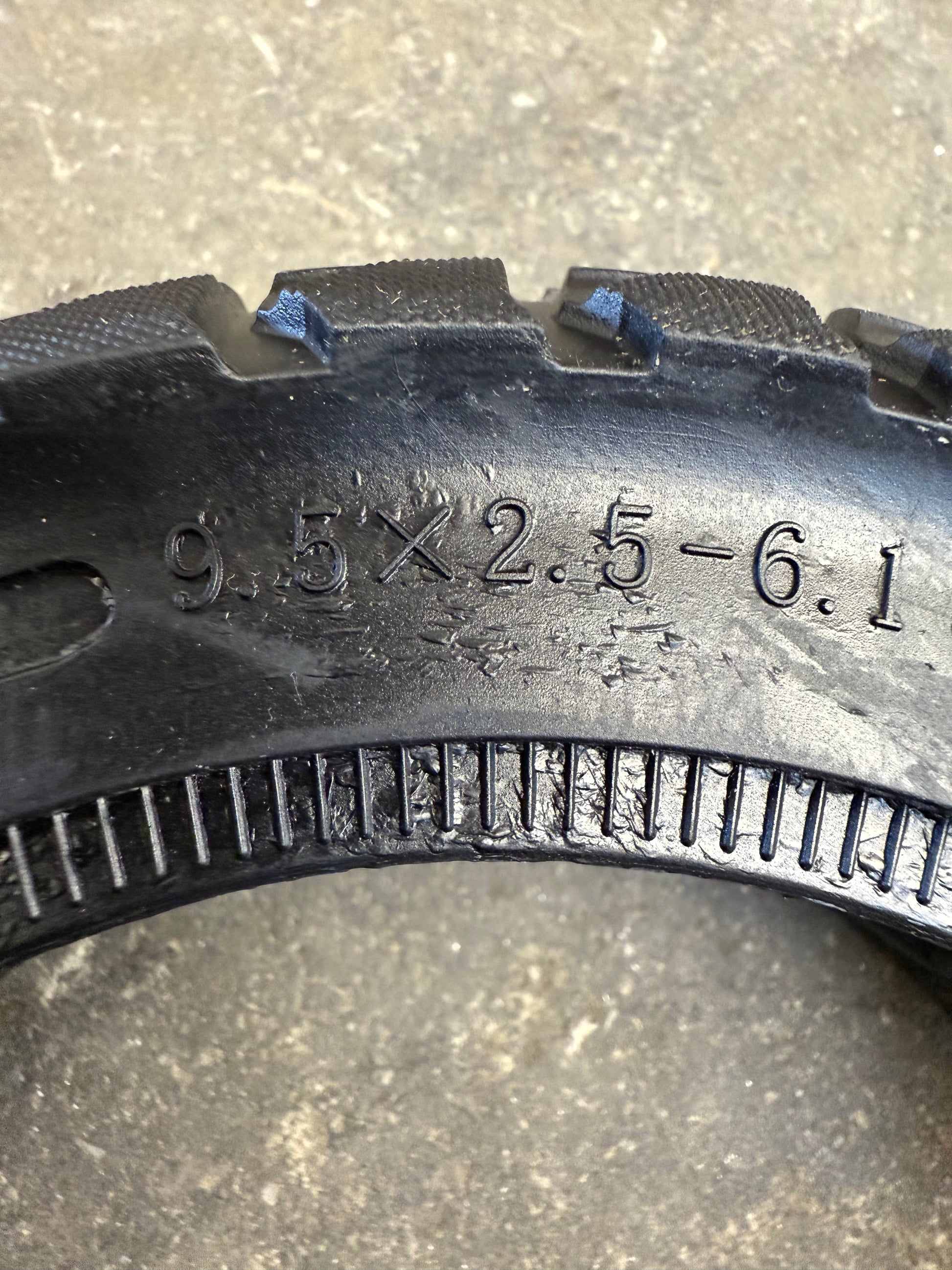 9.5x2.5 Off-Road Solid Scooter Tire for NIU KQi3 Pro/Max Electric Scooter, Puncture-Free, Anti-Skid, Shockproof
